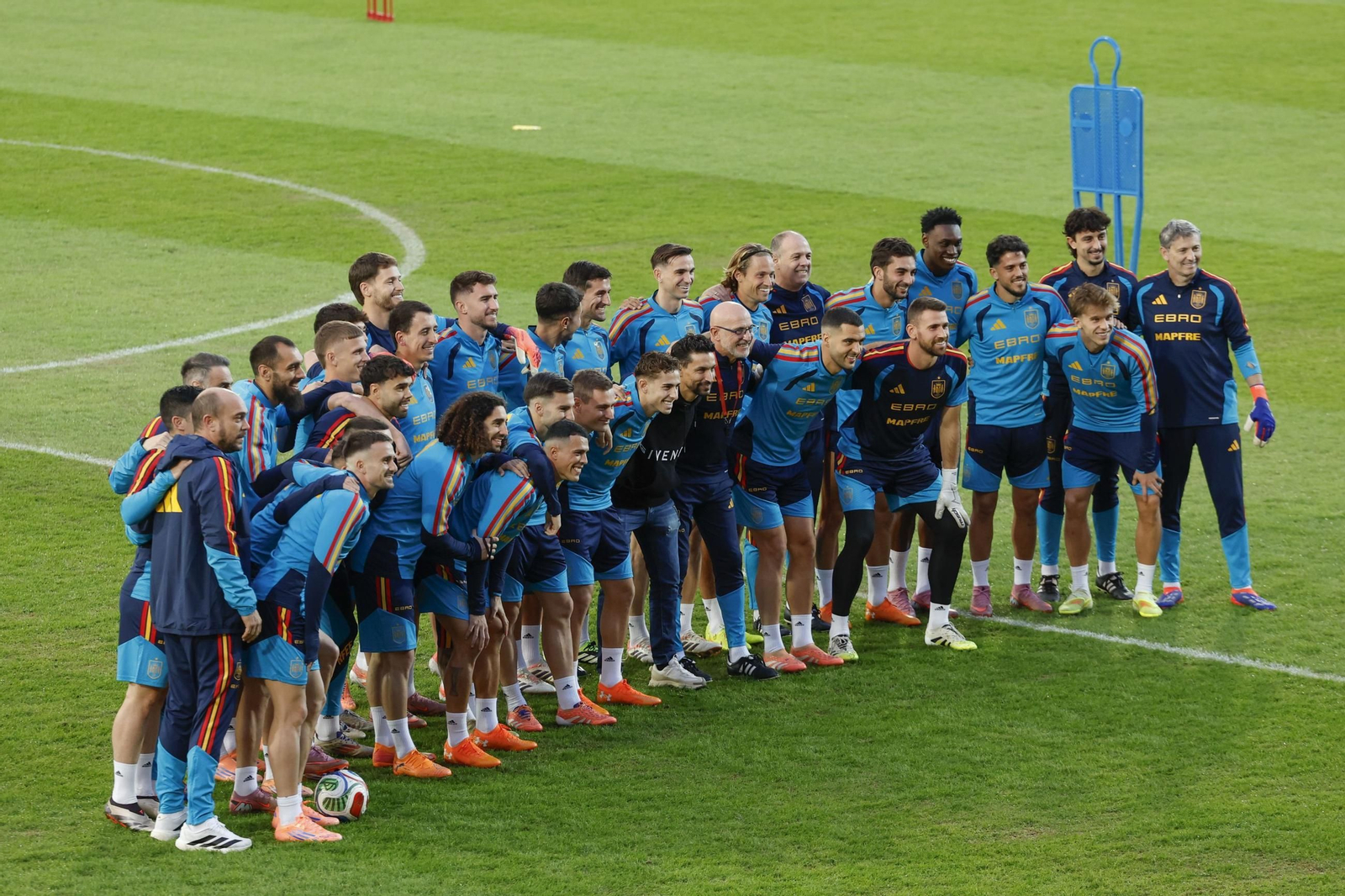 Foto de familia de la selección española con Jesús Navas en Sevilla.