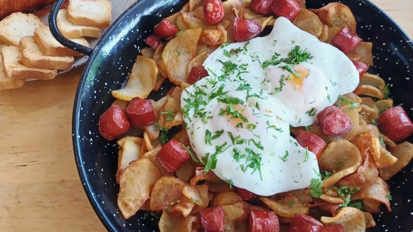 Huevos rotos con chistorra de La Cruz Tapas Bar