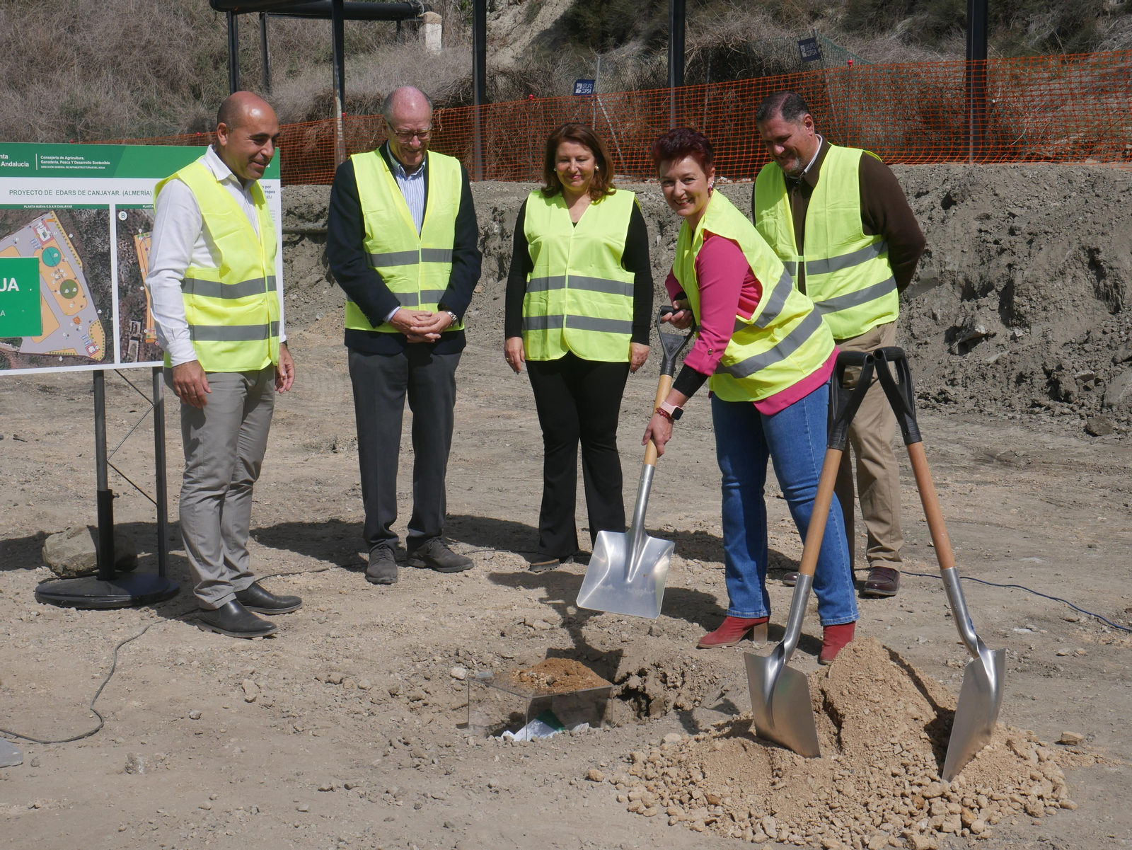 La alcaldesa de Canjáyar pone la primera piedra de la EDAR.
