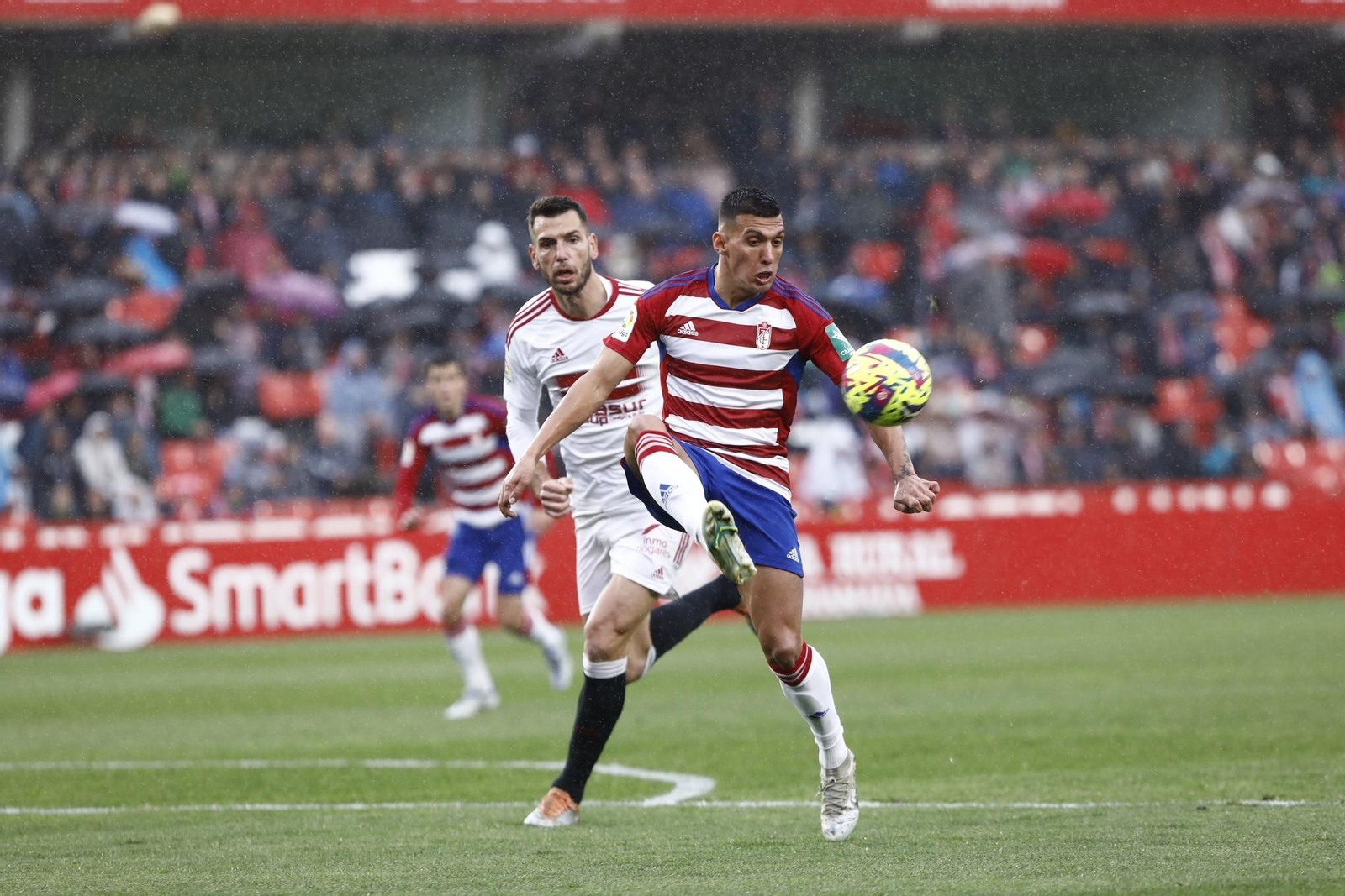 Uzuni volvió a dar tres nuevos puntos al Granada CF desde los once metros. Uzuni volvió a dar tres nuevos puntos al Granada CF desde los once metros.
