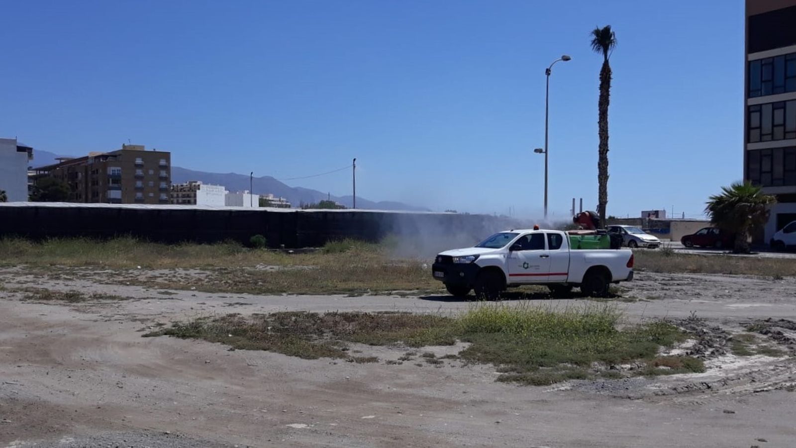 Labores de desinsectación llevadas a cabo hace unos meses en Adra.