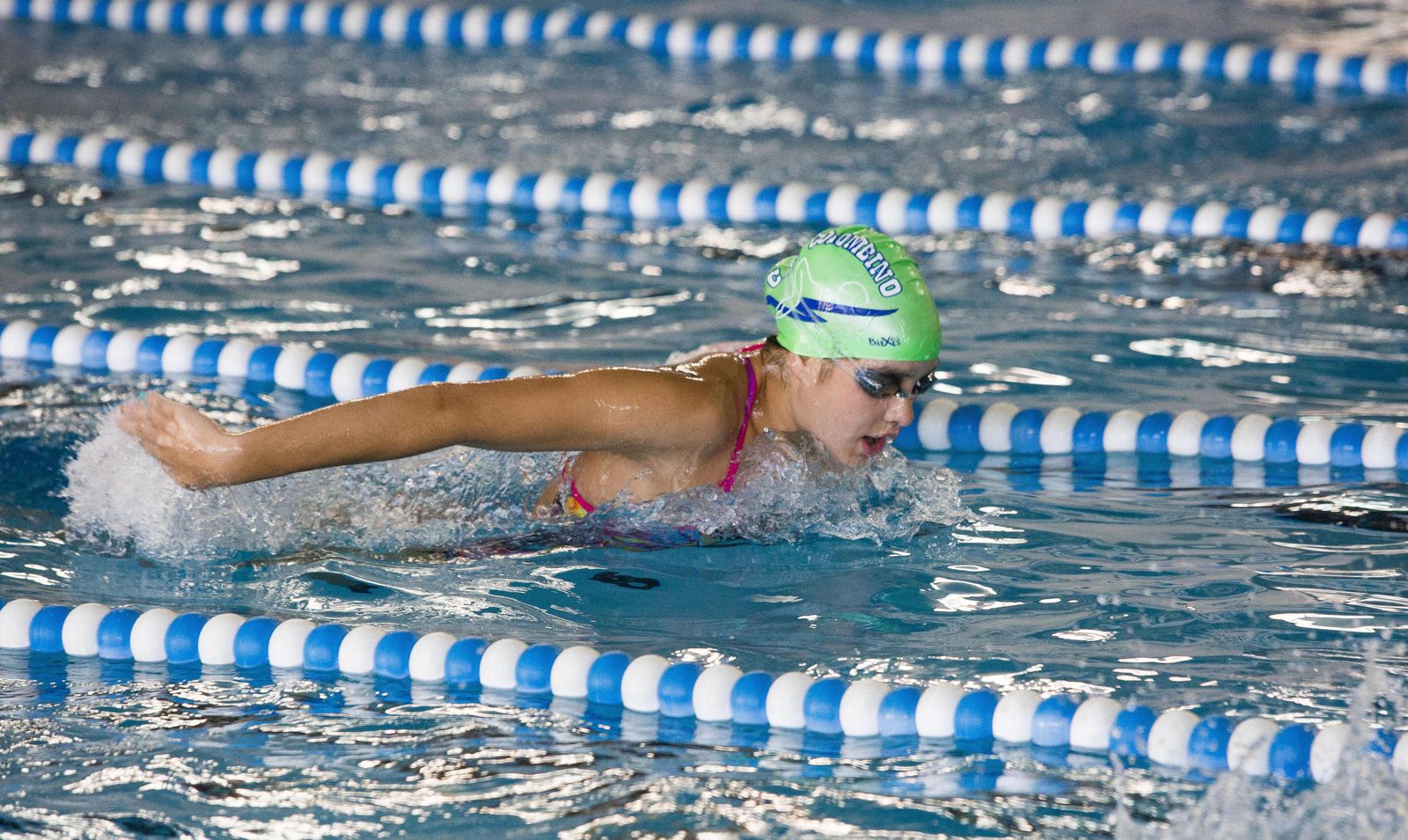 Alba, en la imagen entrenando en la piscina del Andrés  Estrada, aspira a estar en Tokio 2021.