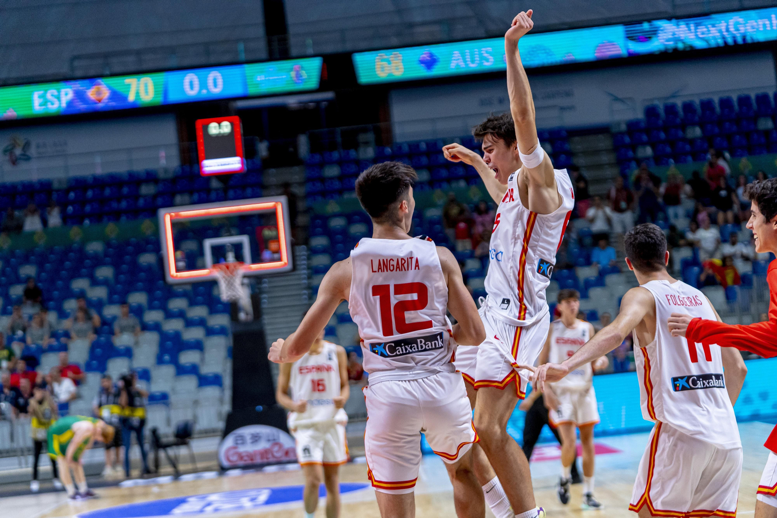Los jugadores españoles celebran la victoria.