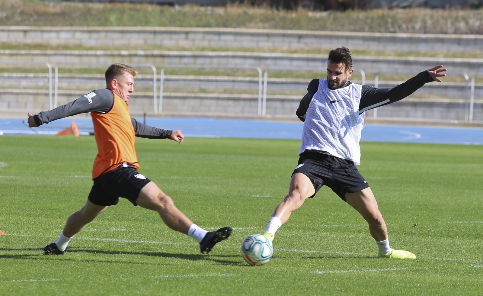 Adrián, Renato Santos y Lombán pisan césped
