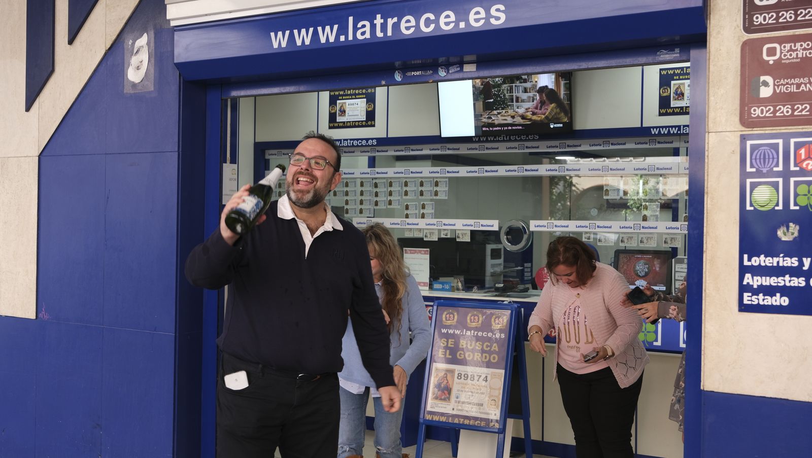 Imágenes de los premiados por la Lotería de Navidad en Almería y provincia