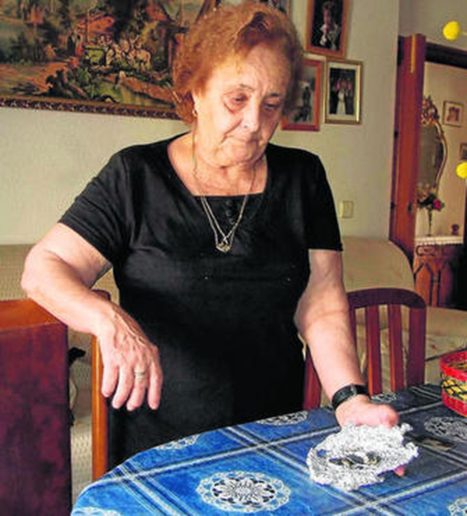 María Morales muestra el papel donde tiene guardados unos trozos de cráneo de su hijo Juan.