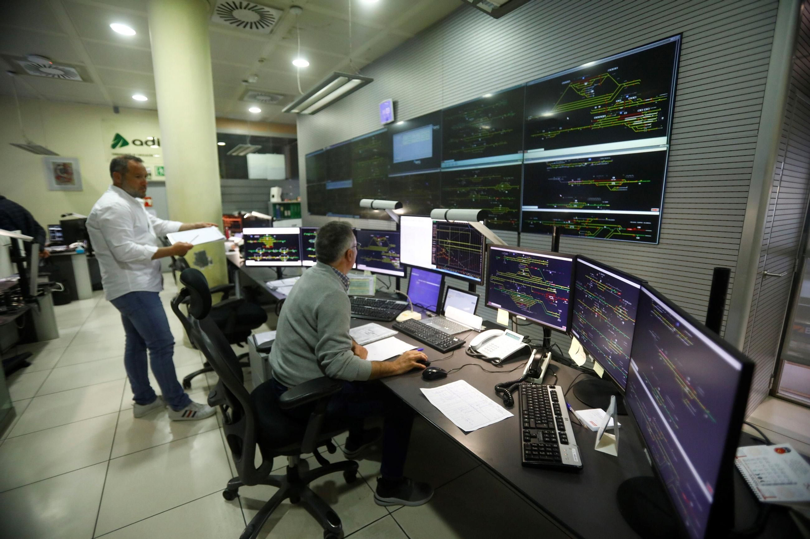Un día de trabajo en el Centro de Regulación de Circulación de la estación de Córdoba, en imágenes