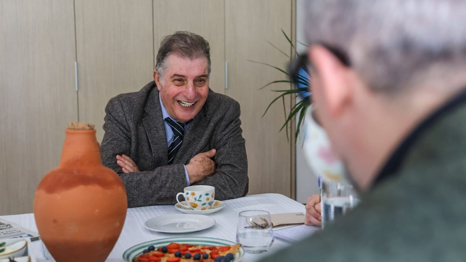 El bordador onubense Rafael Infante sonríe durante la Tertulia El Aguaó