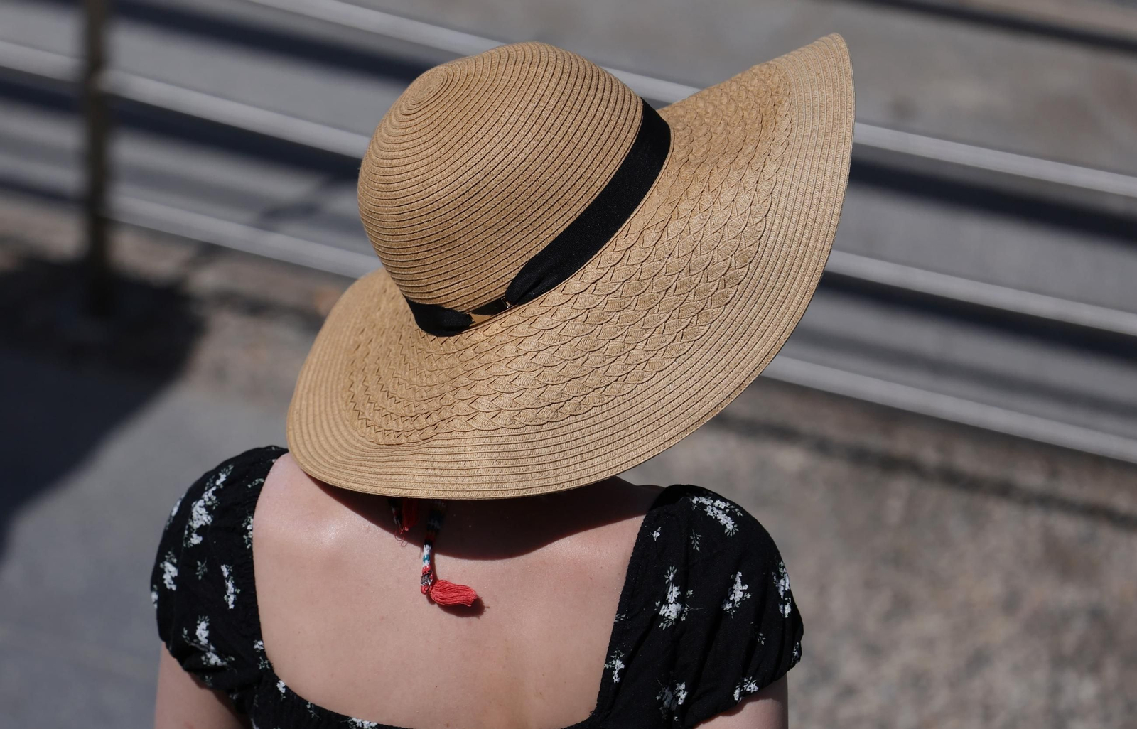 Los sombreros y gorras han salido del armario en Málaga estos días para protegerse del sol.