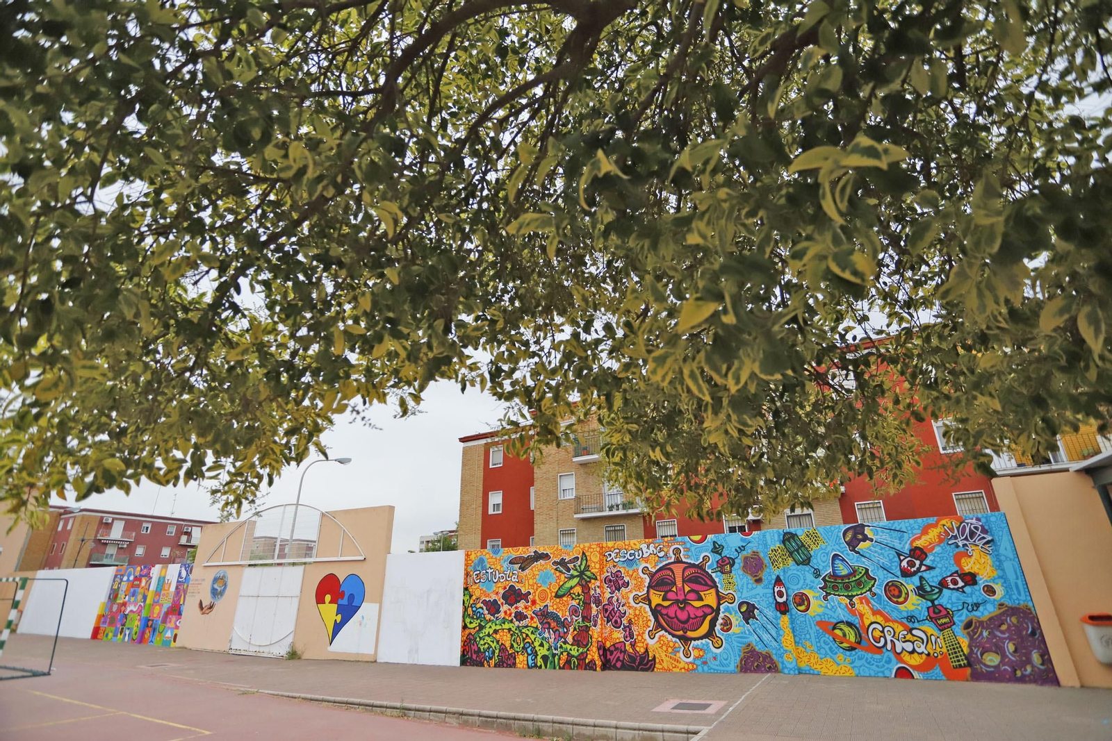 Tres de los murales del patio interior del CEIP Tartessos de la capital onubense. Tres de los murales del patio interior del CEIP Tartessos de la capital onubense.