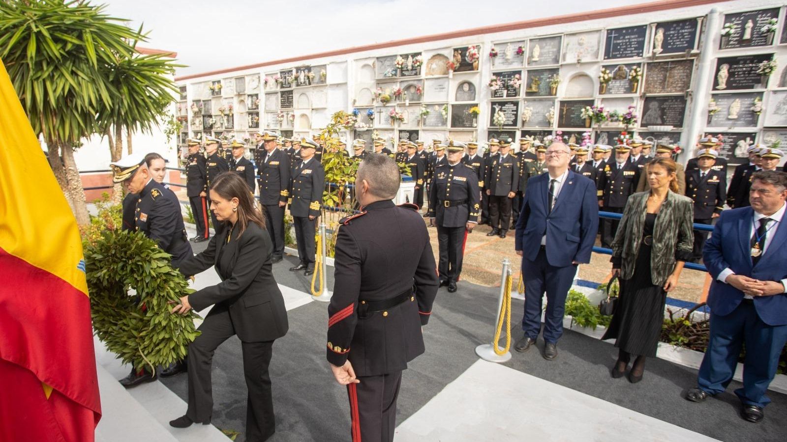 Momento en el que se deposita la corona en homenaje a los caídos en el cementerio de la localidad de San Fernando.