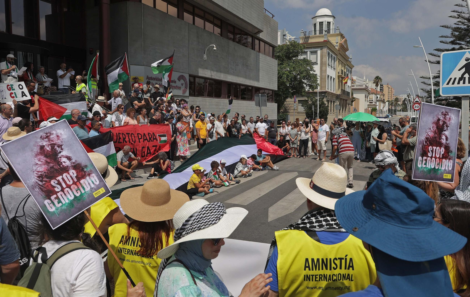 Fotos de la manifestación contra el uso del Puerto de Algeciras, para las operaciones de abastecimiento de Israel en la guerra con Gaza
