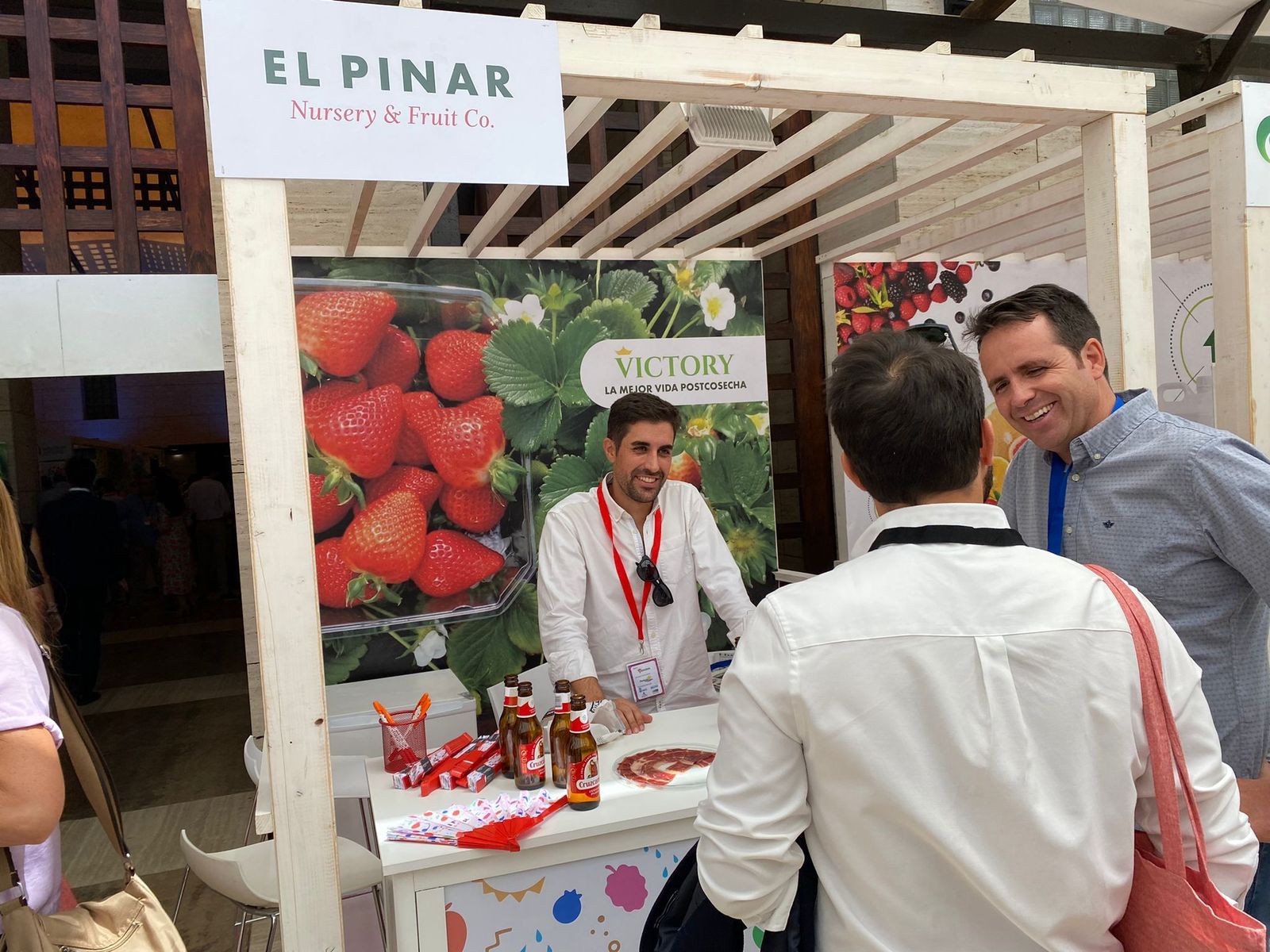 Más de medio centenar de empresas participan en el Congreso de Frutos Rojos