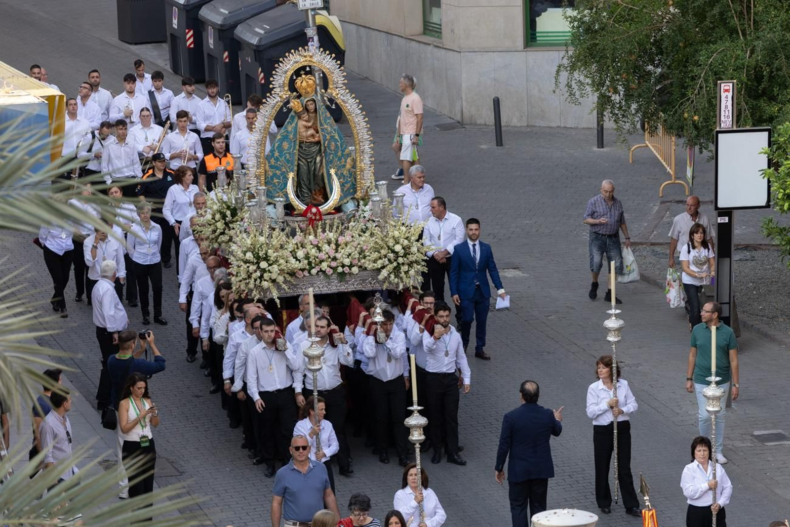 Un Jaén repleto de fieles acompañan los traslados de las veinte imágenes de la Magna (II)