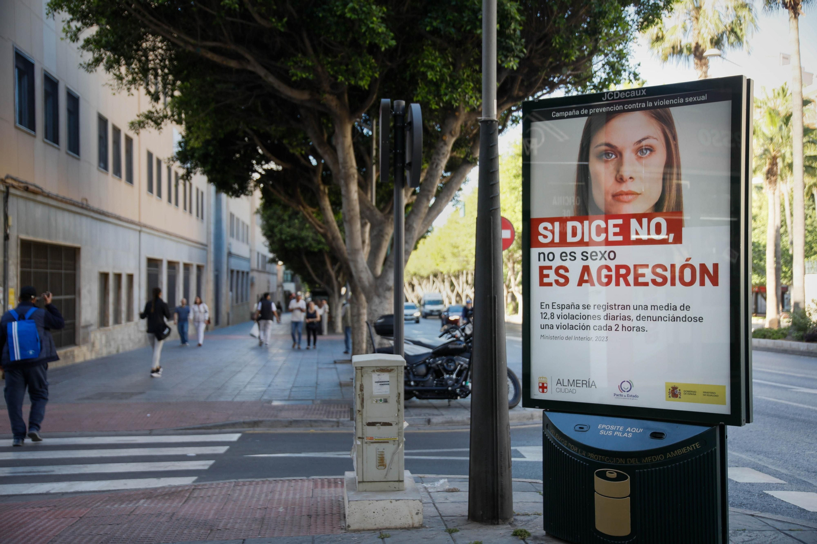 Otro de los carteles de la misma campaña municipal contra la agresión sexual en la Rambla.