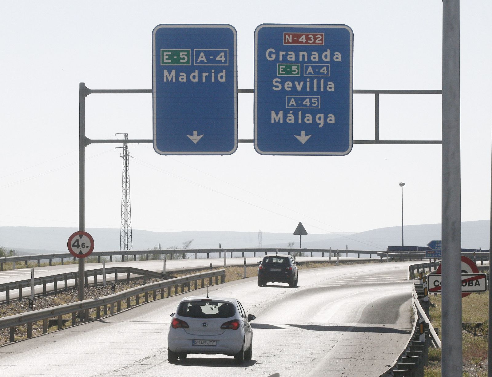 Vehículos a su paso por la A-4.