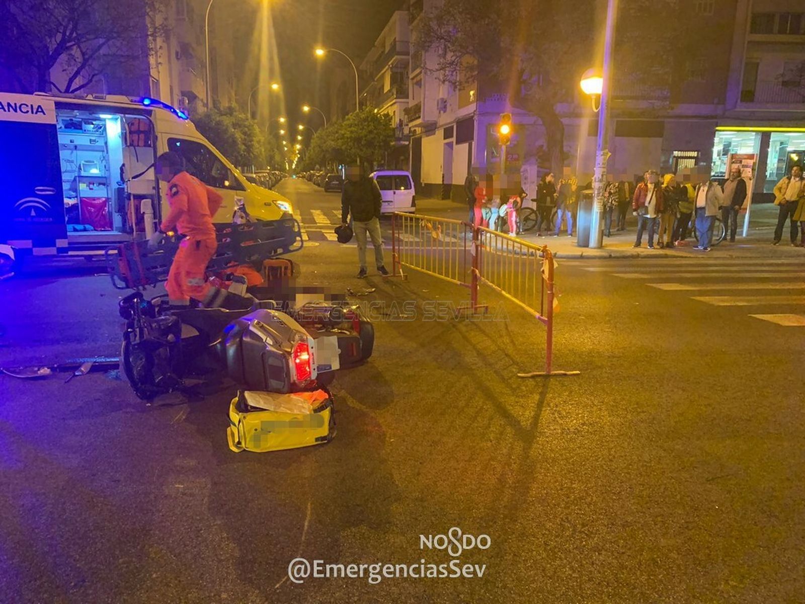 Un motorista herido gravemente tras chocar con un coche en Eduardo Dato.