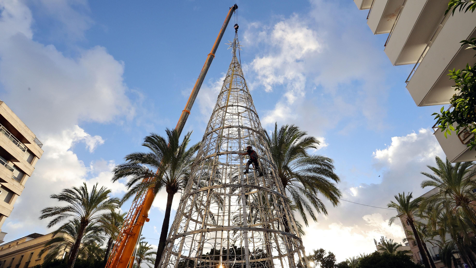 Instalación del árbol de Navidad en el Arenal.