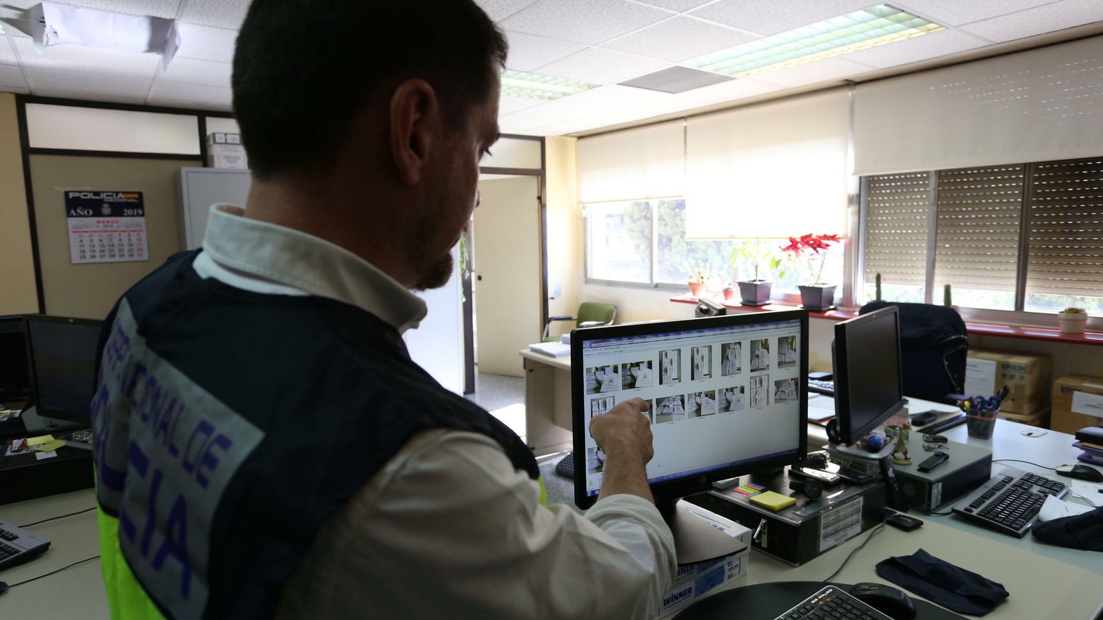 El jefe del Grupo de Blanqueo de Capitales, David Herrador, señala un monitor con imágenes de la operación.