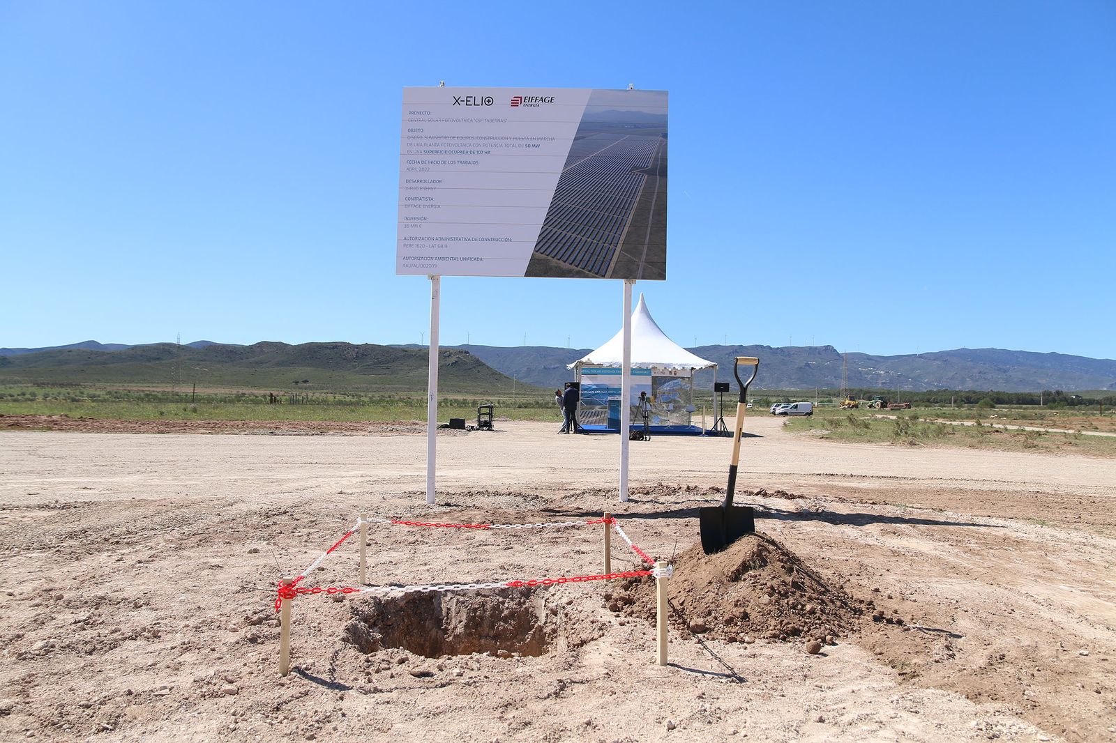 Colocación de la primera piedra de la planta fotovoltaica X-Elio. En Tabernas-Lucainena de las Torres.