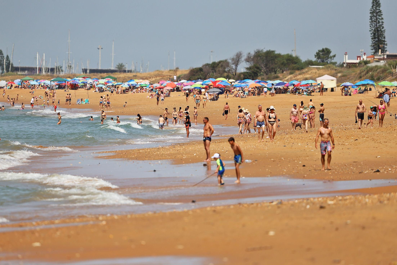 Ambiente en las playas de Huelva en la mañana de sábado