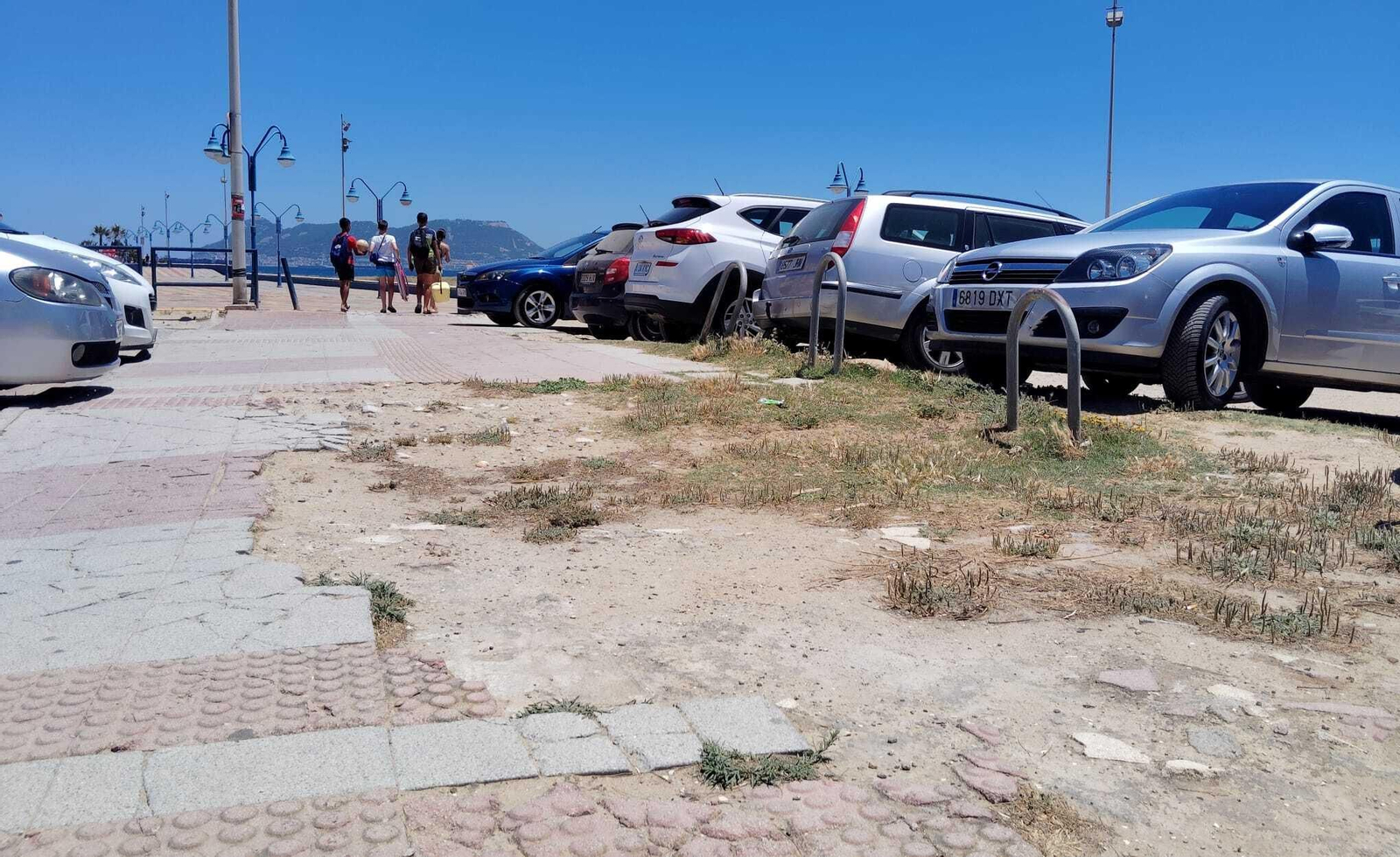 Aparcamiento lleno de socavones al cabo de la calle Orión, en Getares.