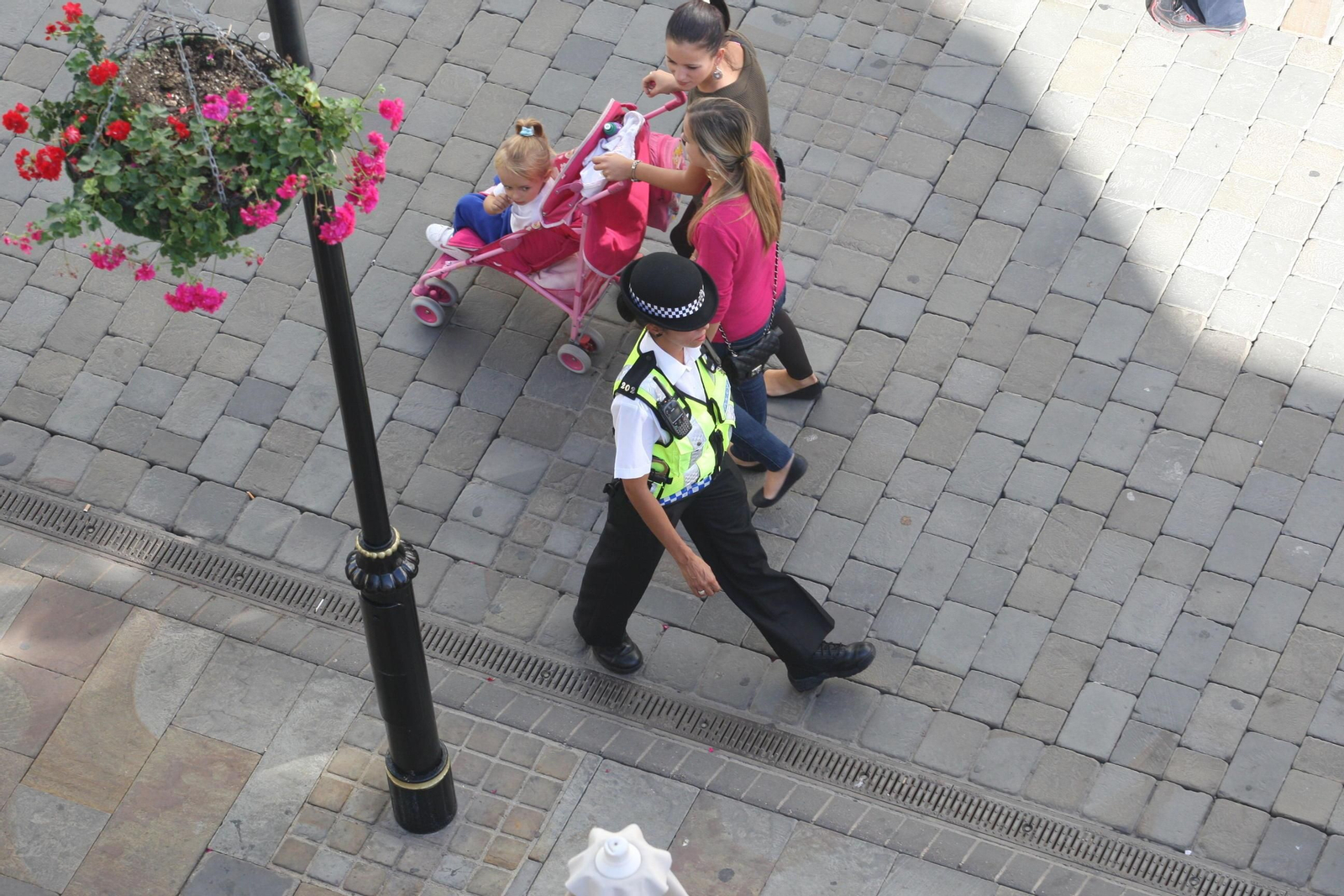 Un agente de policía camina por Main Street.