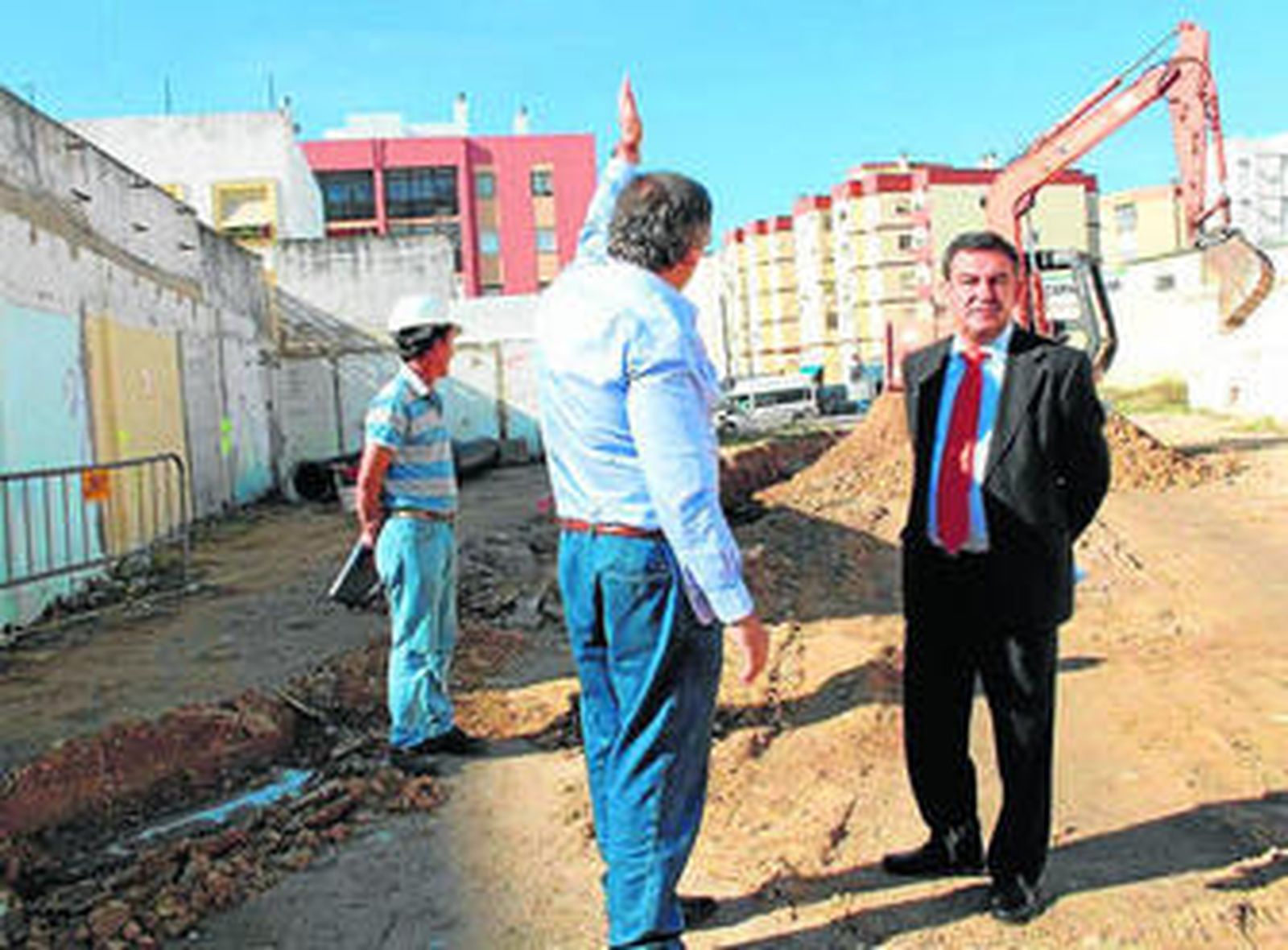 El alcalde (d.), junto a Junquera y un responsable de la obra, ayer en Batallones de Marina.