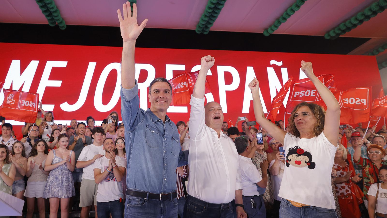 Pedro Sánchez con Francisco Rodríguez y María Jesús Montero.