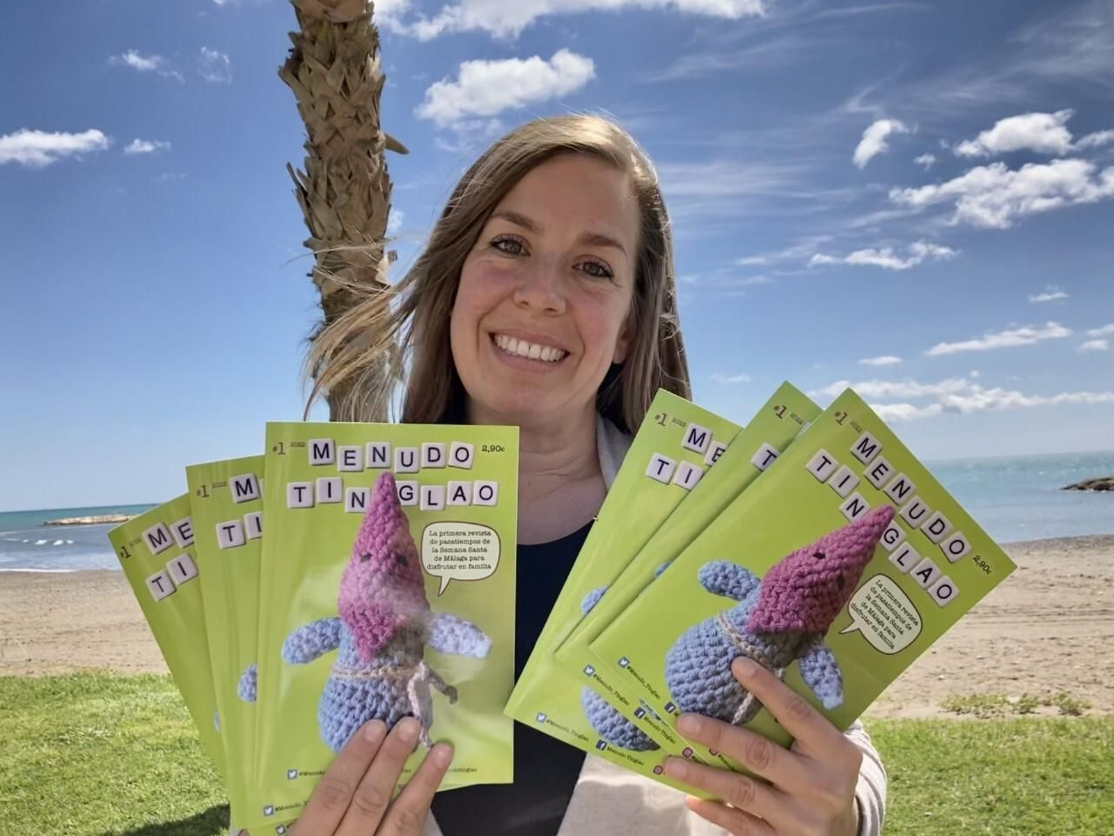 La ingeniera malagueña Clara Jiménez Agredano posa con ejemplares de 'Menudo Tinglao'