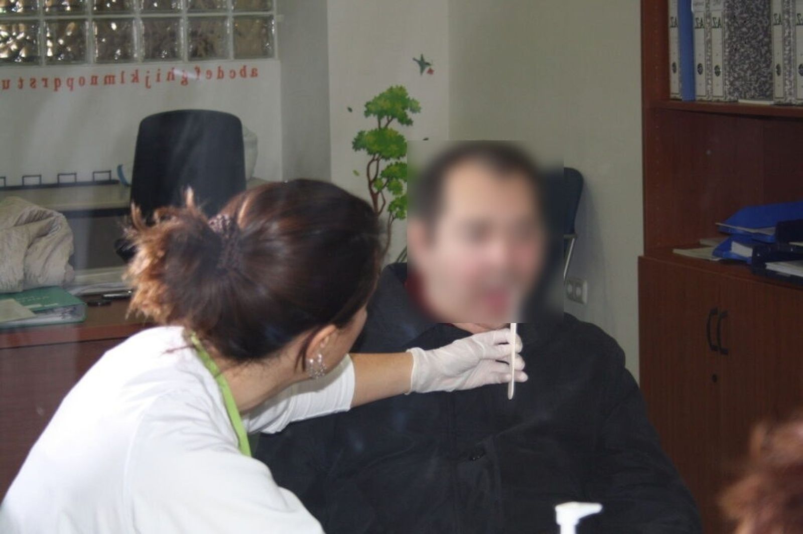 Una sesión de Logopedia con un adulto en un centro sanitario.