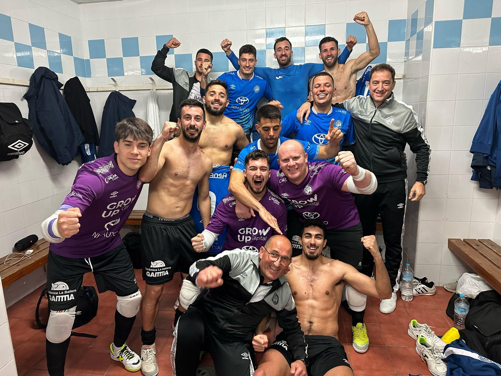 Los jugadores del Xerez Toyota Nimauto celebran la décima victoria seguida. Los jugadores del Xerez Toyota Nimauto celebran la décima victoria seguida.