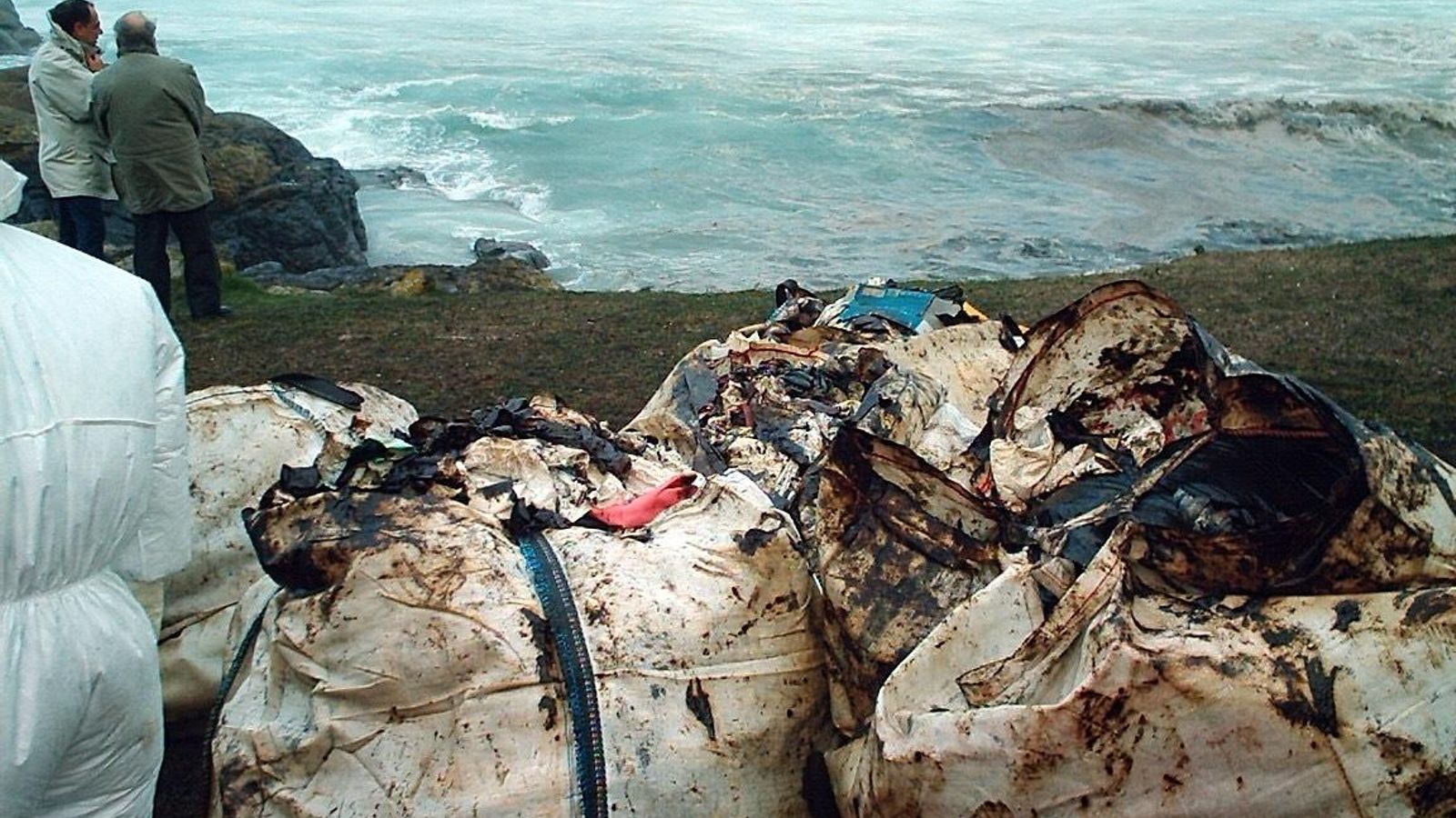 Chapapote retirado por los sevillanos.