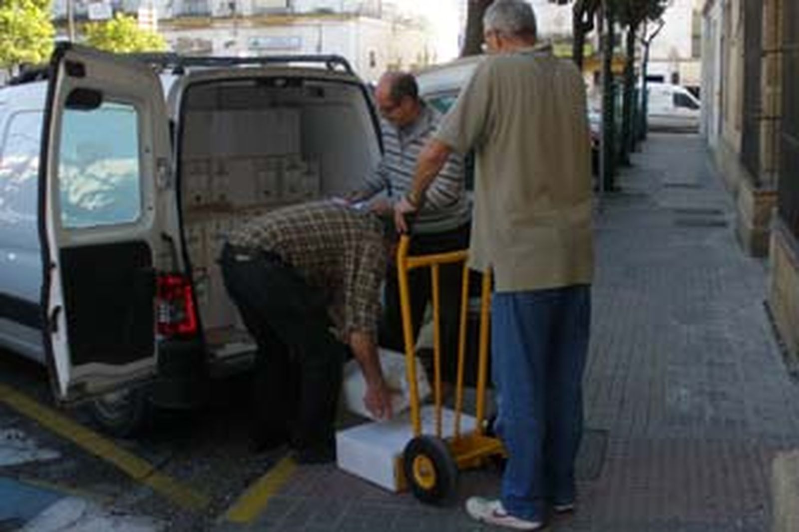 Una imagen de los trabajos de traslado de documentación desde la Casa Consistorial al nuevo archivo. /Andrés Mora