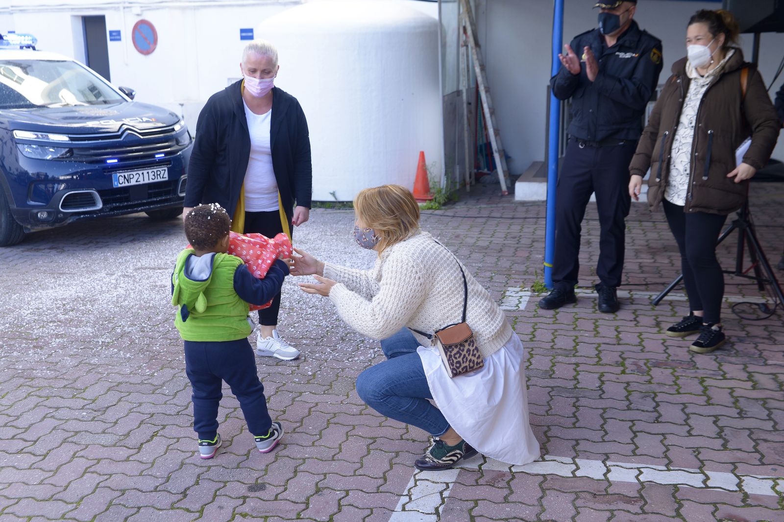 Fotos de la entrega de juguetes a familias por la CNP.