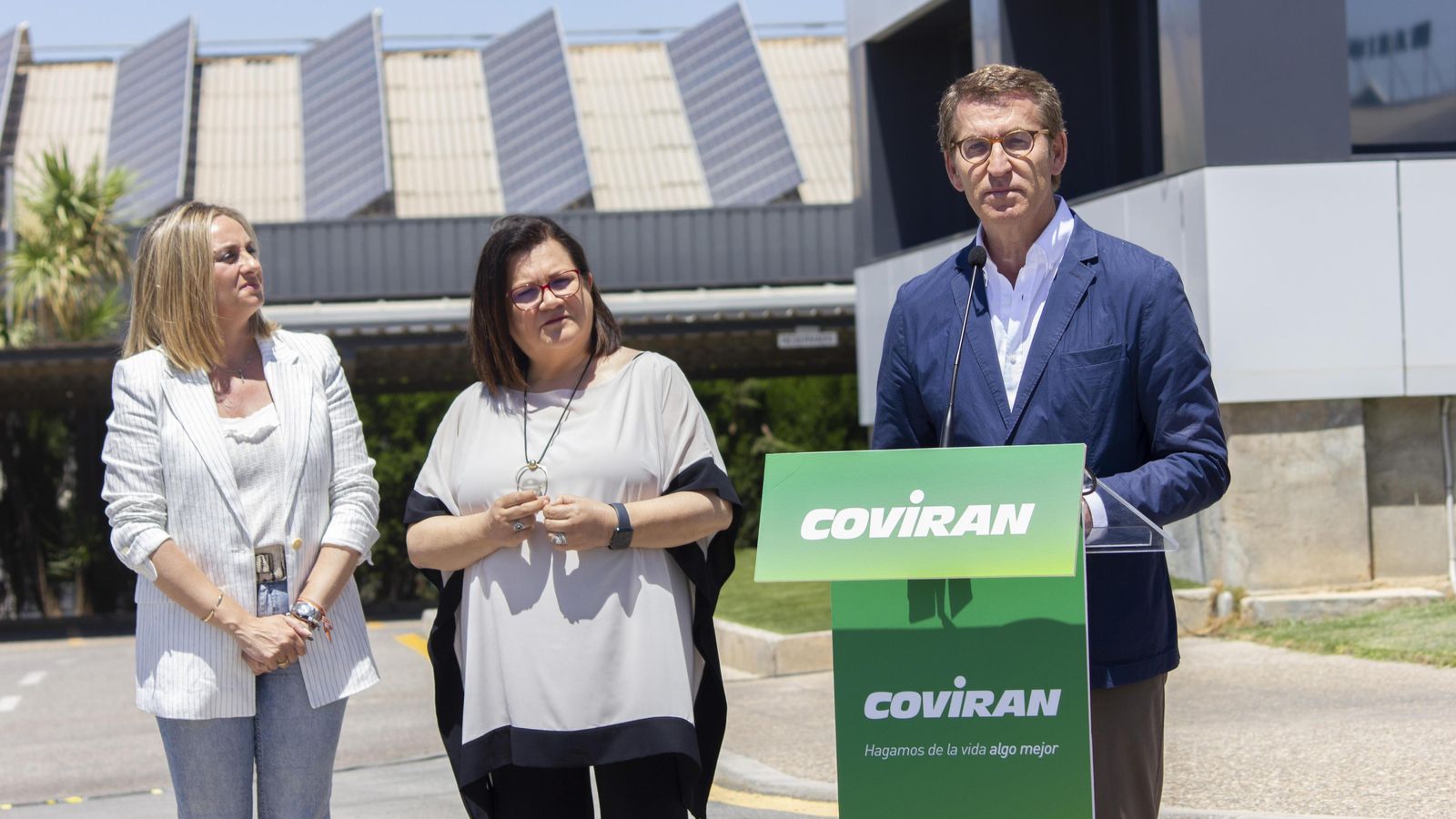 Feijóo durante la visita a Covirán