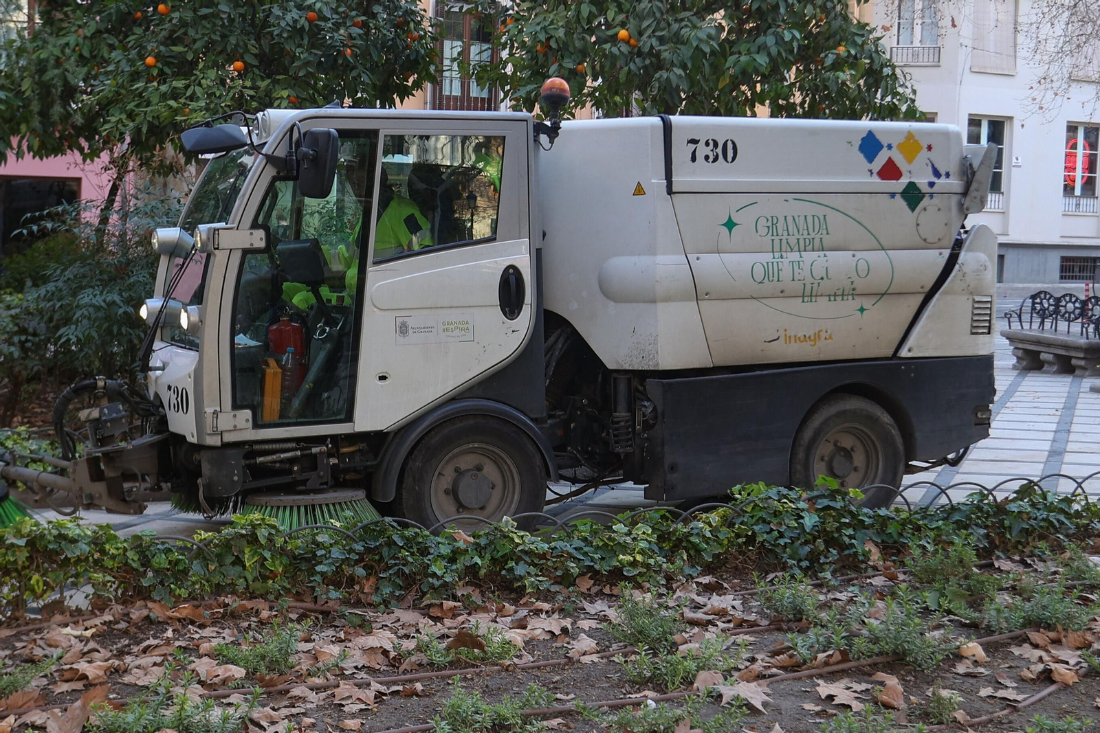 Camión de limpieza en el centro de la ciudad.