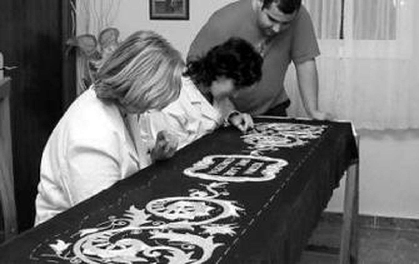 Los tres bordadores, ejecutando la bambalina frontal interior.