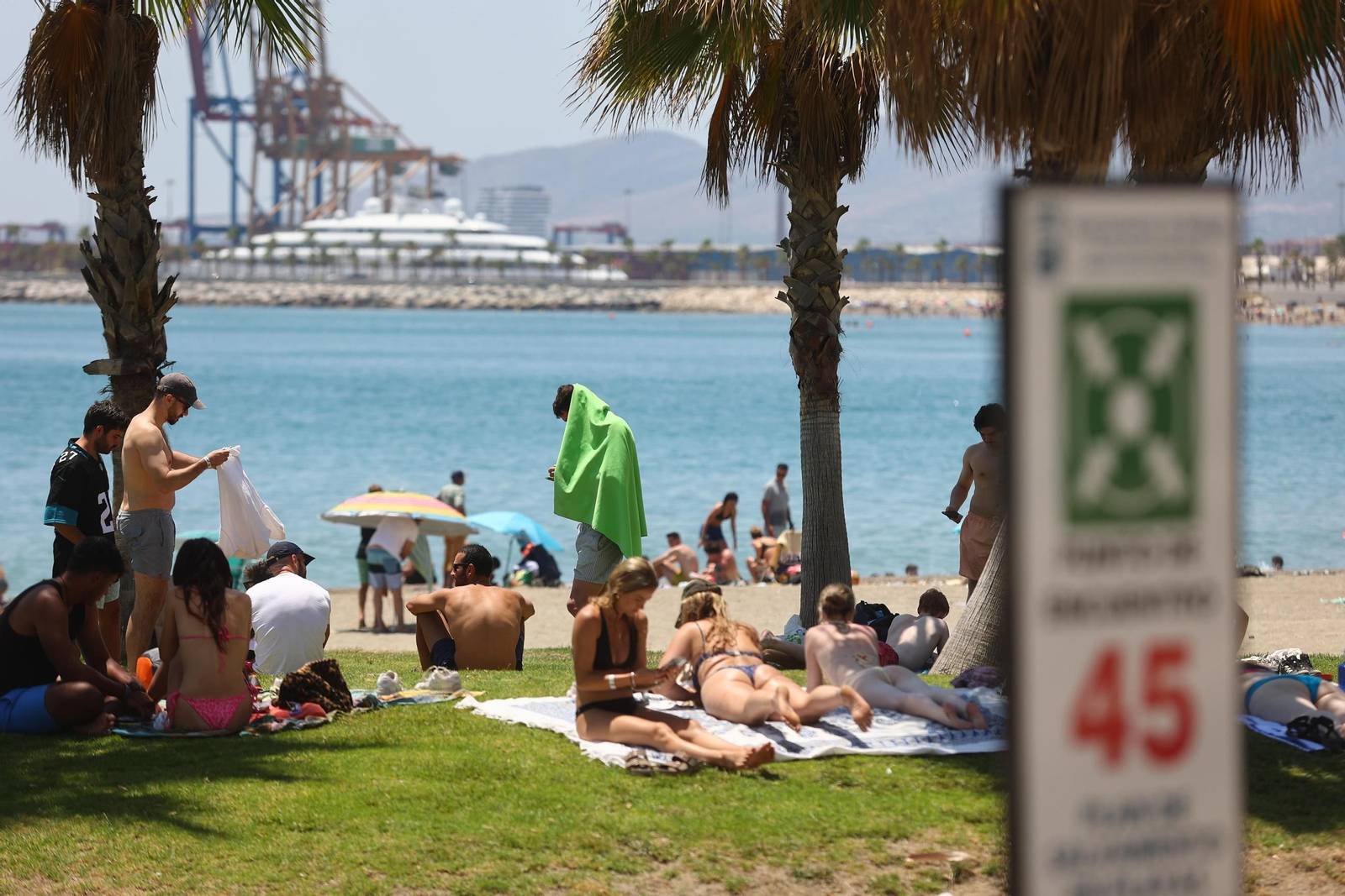 Las fotos del primer lleno de playas en julio en Málaga, con calor, viento y oleaje