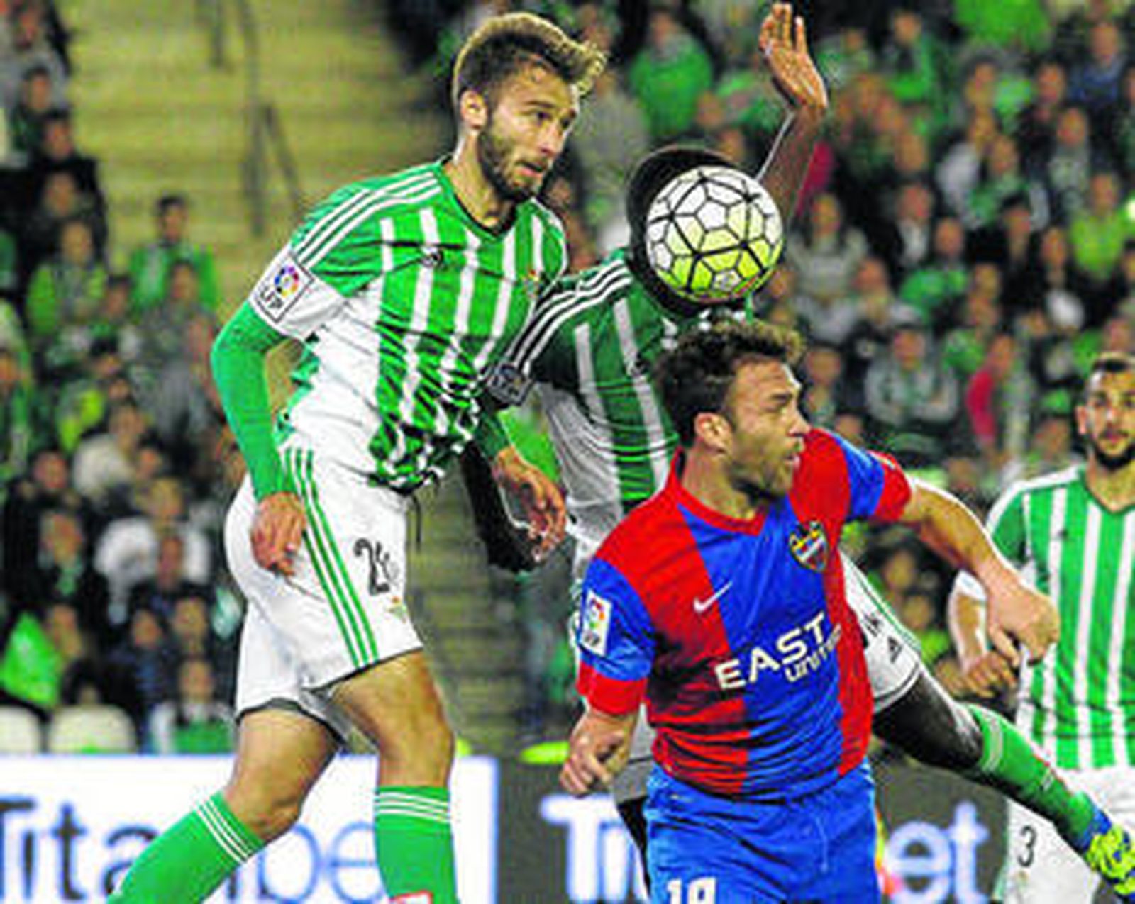 Los béticos Pezzella y N'Diaye pelean el balón a Casadesús.