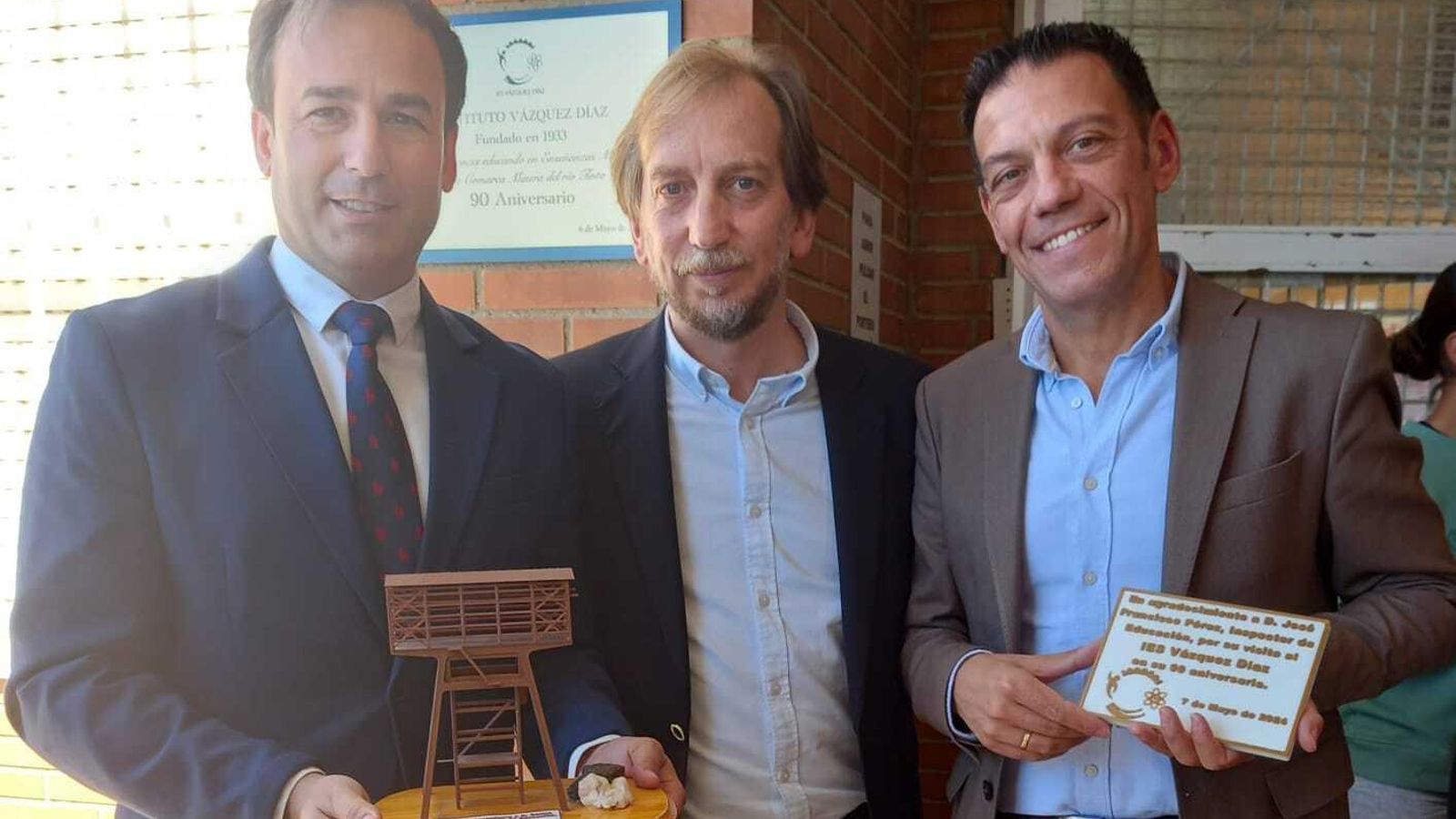 El delegado de Desarrollo Educativo, Carlos Sorianao, junto a representantes del IES.