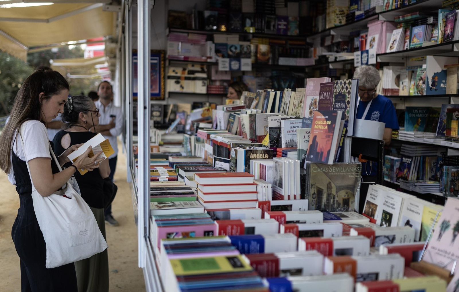 Un expositor de la Feria del Libro de Sevilla.