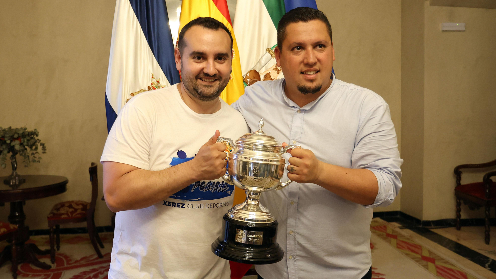 Baño de masas del Xerez CD en Jerez por su ascenso