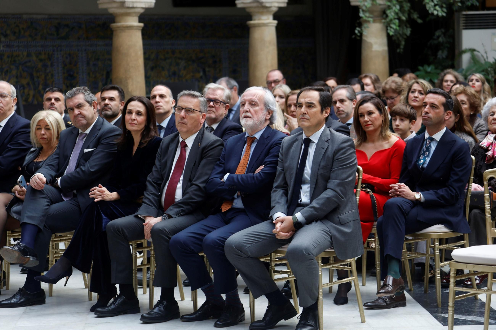 El Colegio de Abogados de Córdoba distingue a los colegiados que cumplen 25 y 50 años de ejercicio, en fotos