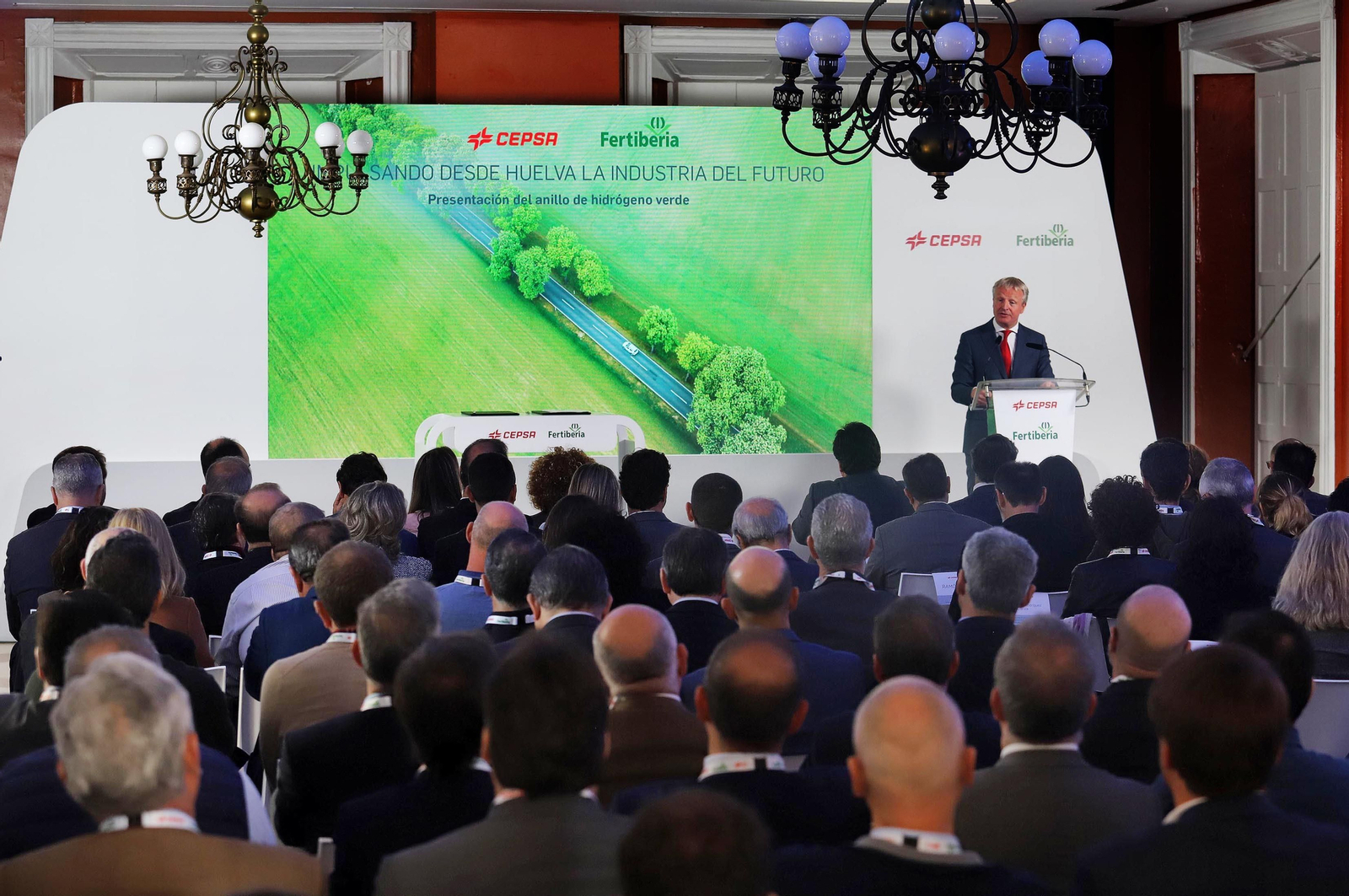 Imágenes de la firma del acuerdo entre Cepsa y Fertiberia para implantar el anillo de hidrógeno verde en Huelva