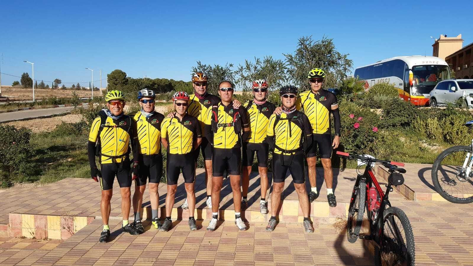 Los ocho aficionados jerezanos del grupo Dlik2 que han completado el Raid Trans Atlas 2019.