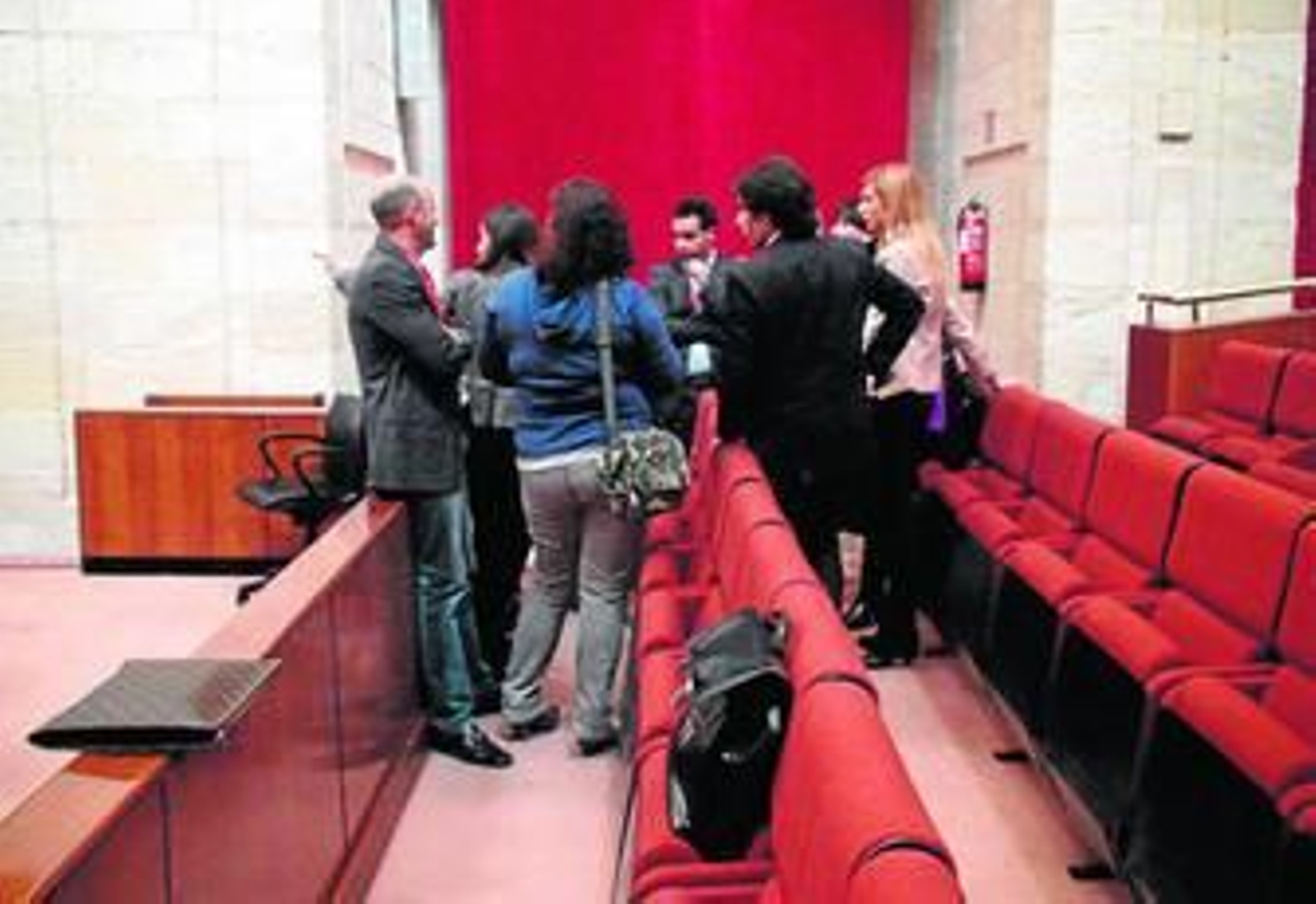 Impulsores de esta asociación con algunos parlamentarios, el pasado jueves en la Cámara andaluza.