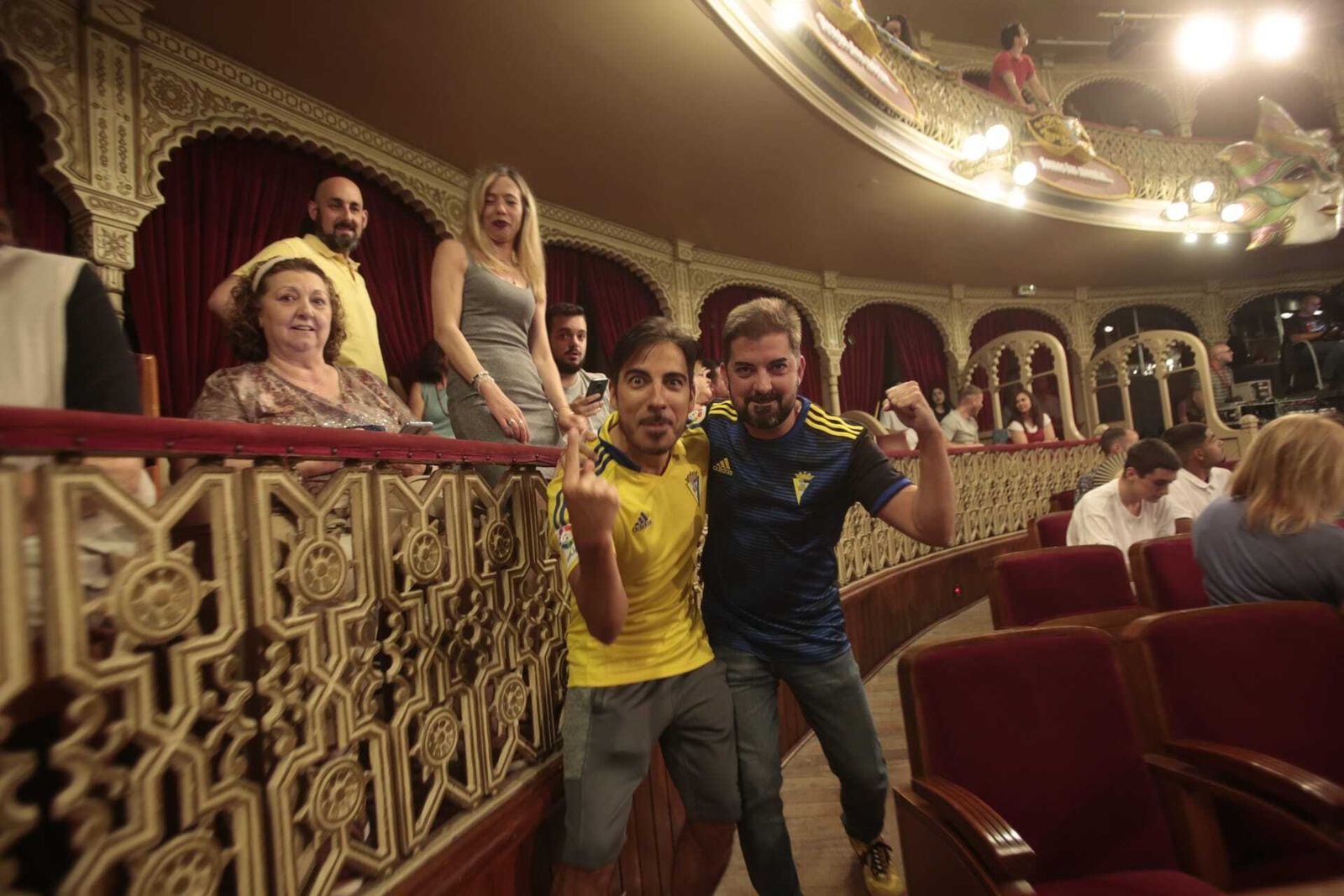 Las imágenes de la celebración de la permanencia del Cádiz CF en el Teatro Falla.