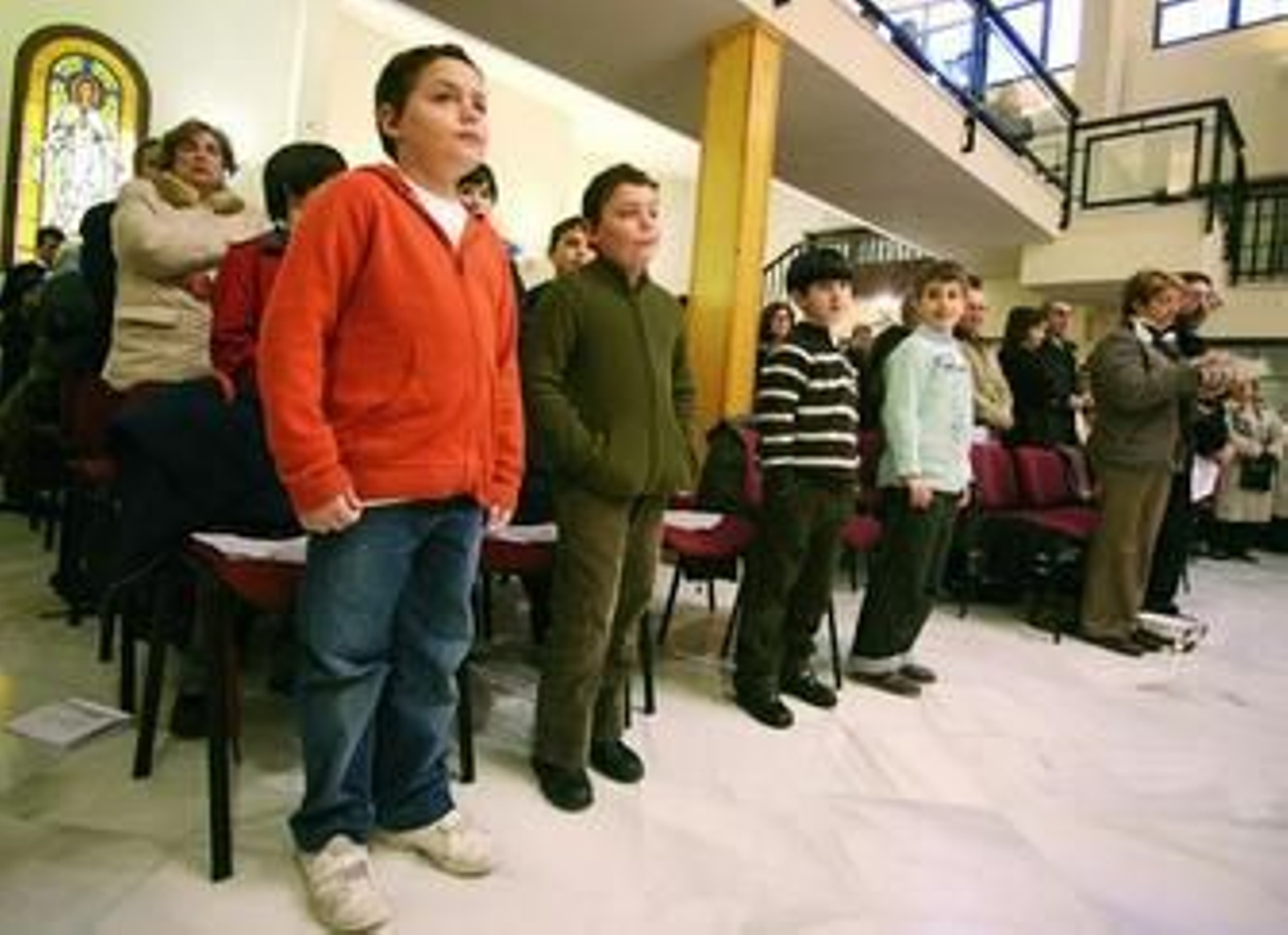 Los niños intervienen activamente en la misa que el padre Madueño celebra los domingos en San Lázaro a las 12:30.