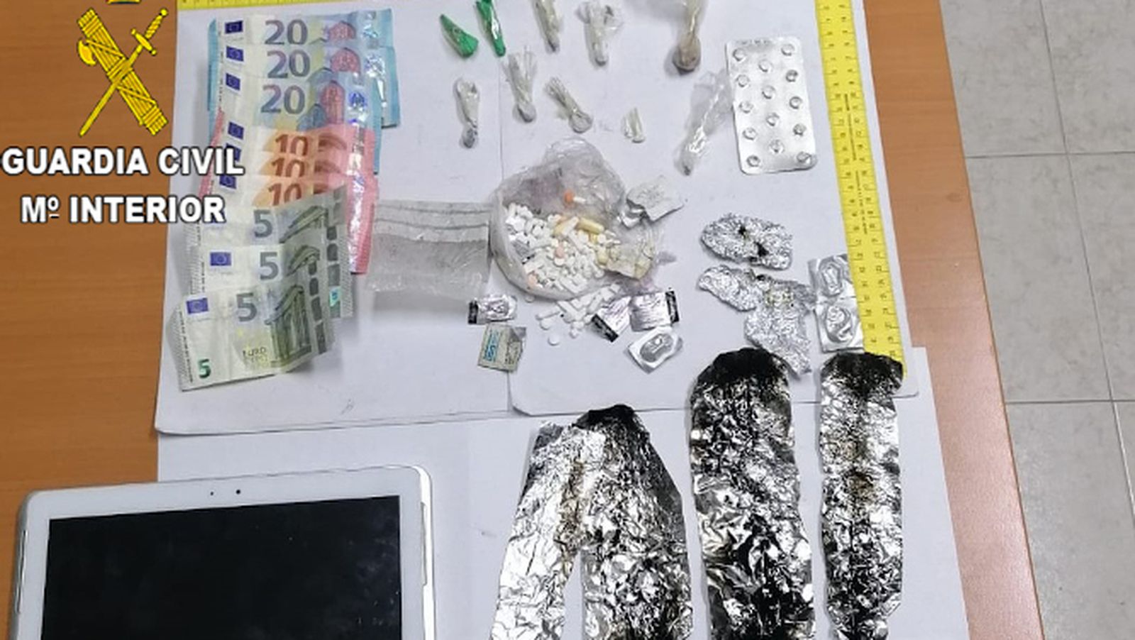 Parte del material intervenido en el domicilio de Ubrique.